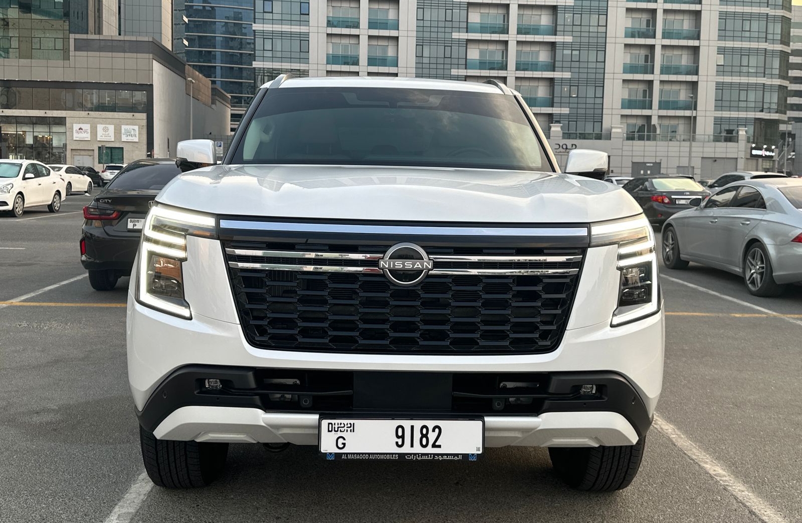 Nissan Patrol White interior Light V8  2026 Vermietung Dubai