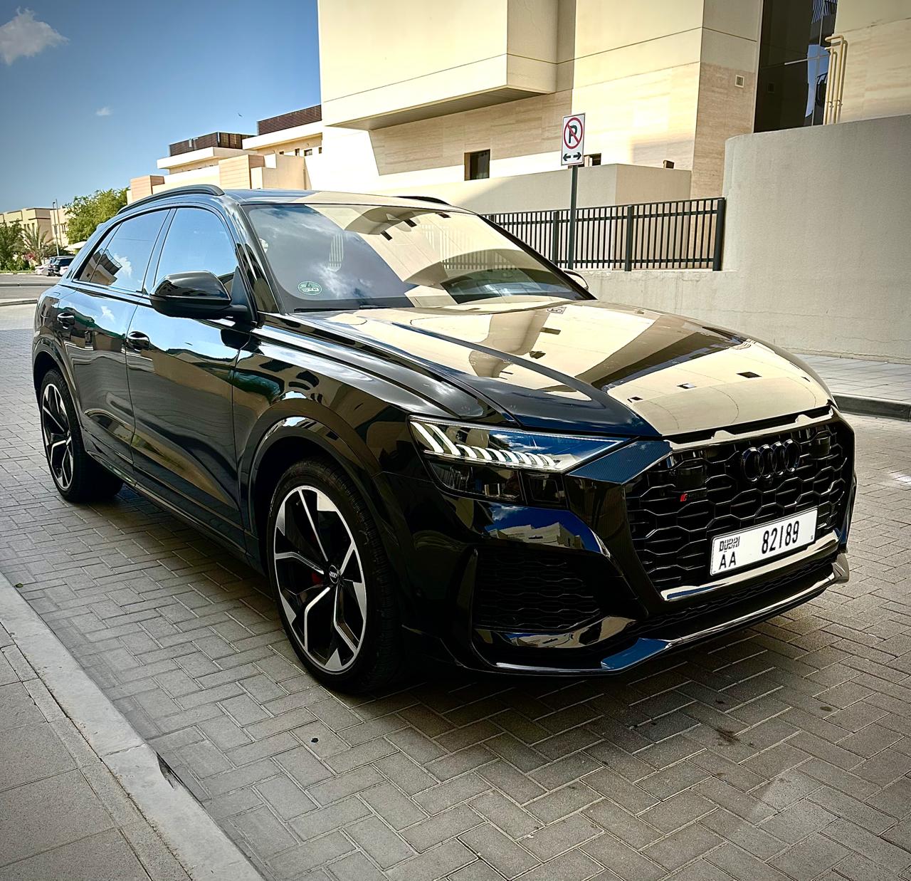 اودي ار اس كيو 8 أسود  2023 تأجير دبي