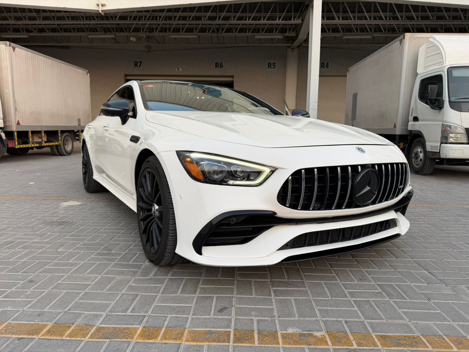 Louer une Mercedes Benz AMG GT 43 White à Dubaï – Meilleurs prix avec une garantie gratuite