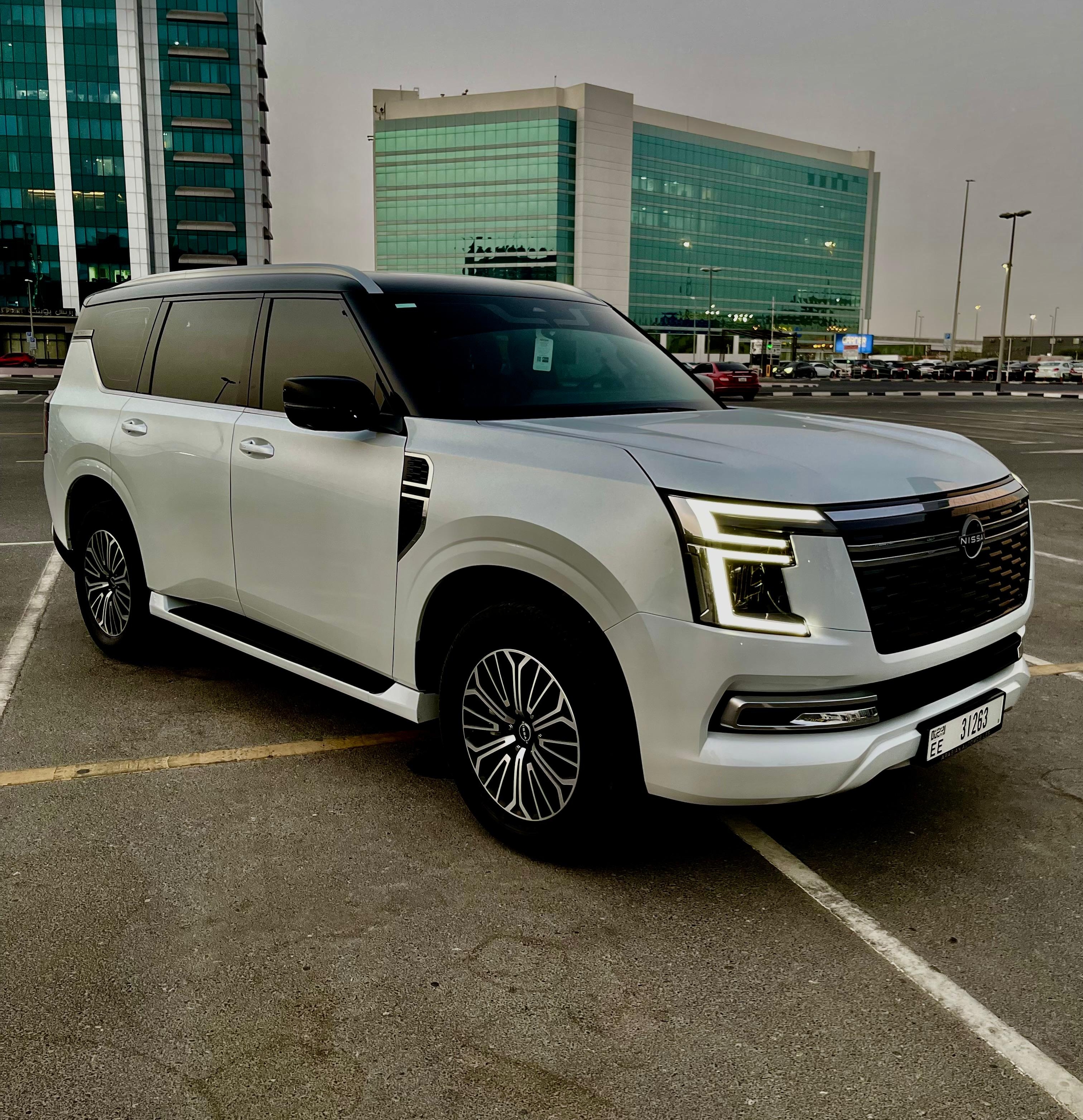 Mieten Sie ein Cheap Nissan Patrol Platinum white interior Red in Dubai – Beste Preise mit kostenloser Garantie