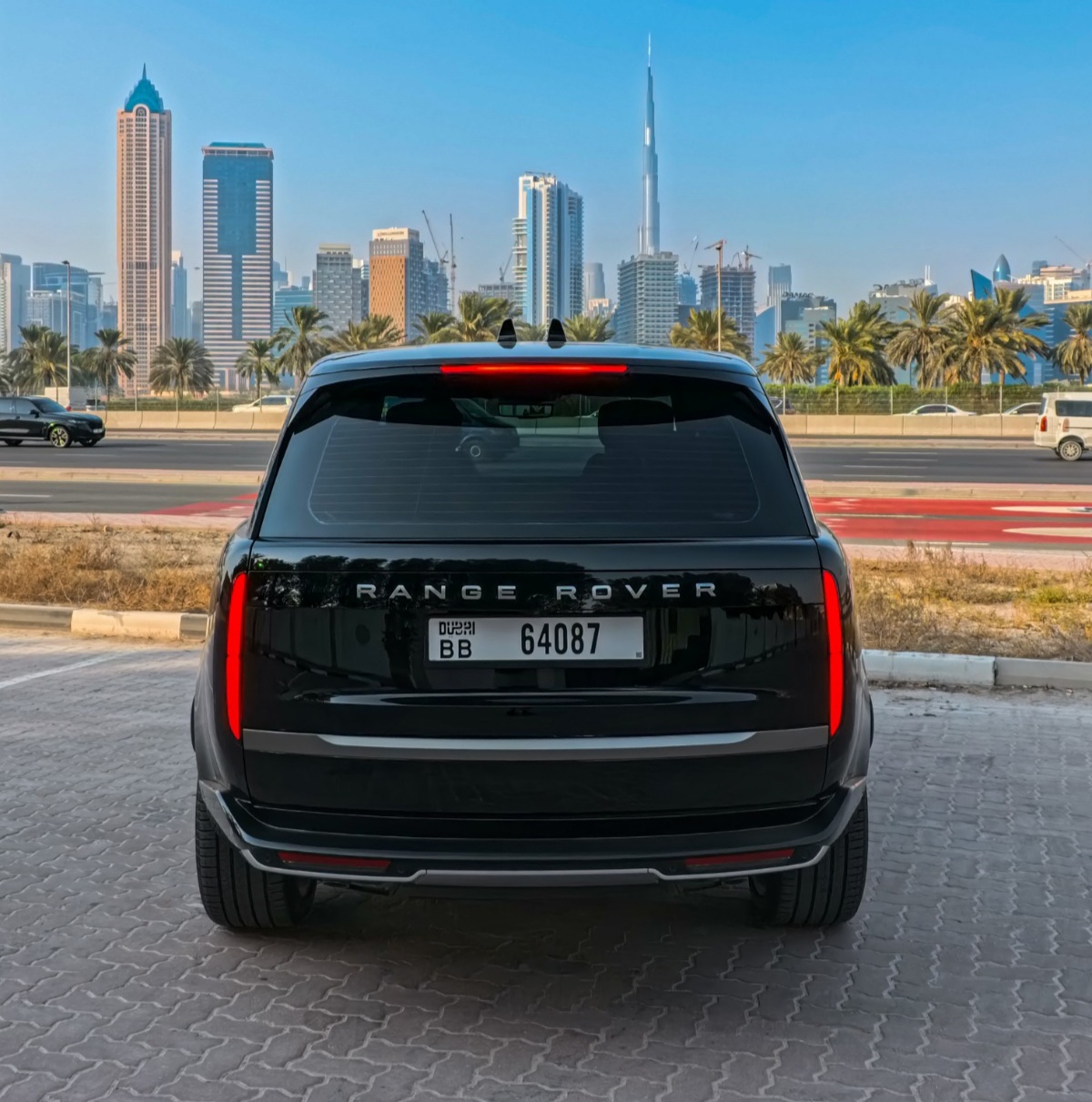 mieten Range Rover Vogue Autobiography Black interior Red  2024 in Dubai