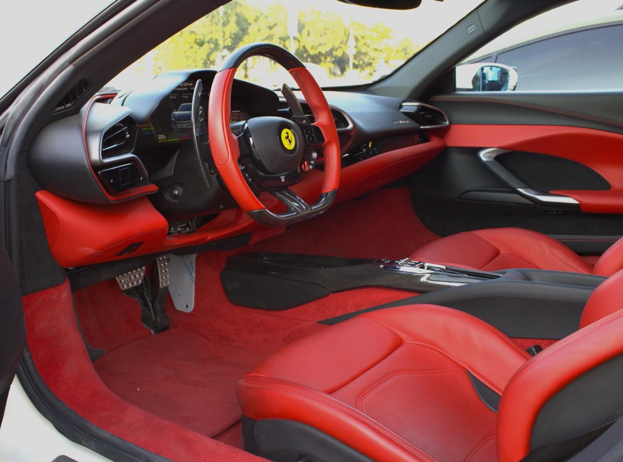 استئجار فيراري Gtb أبيض  2024 فى دبي